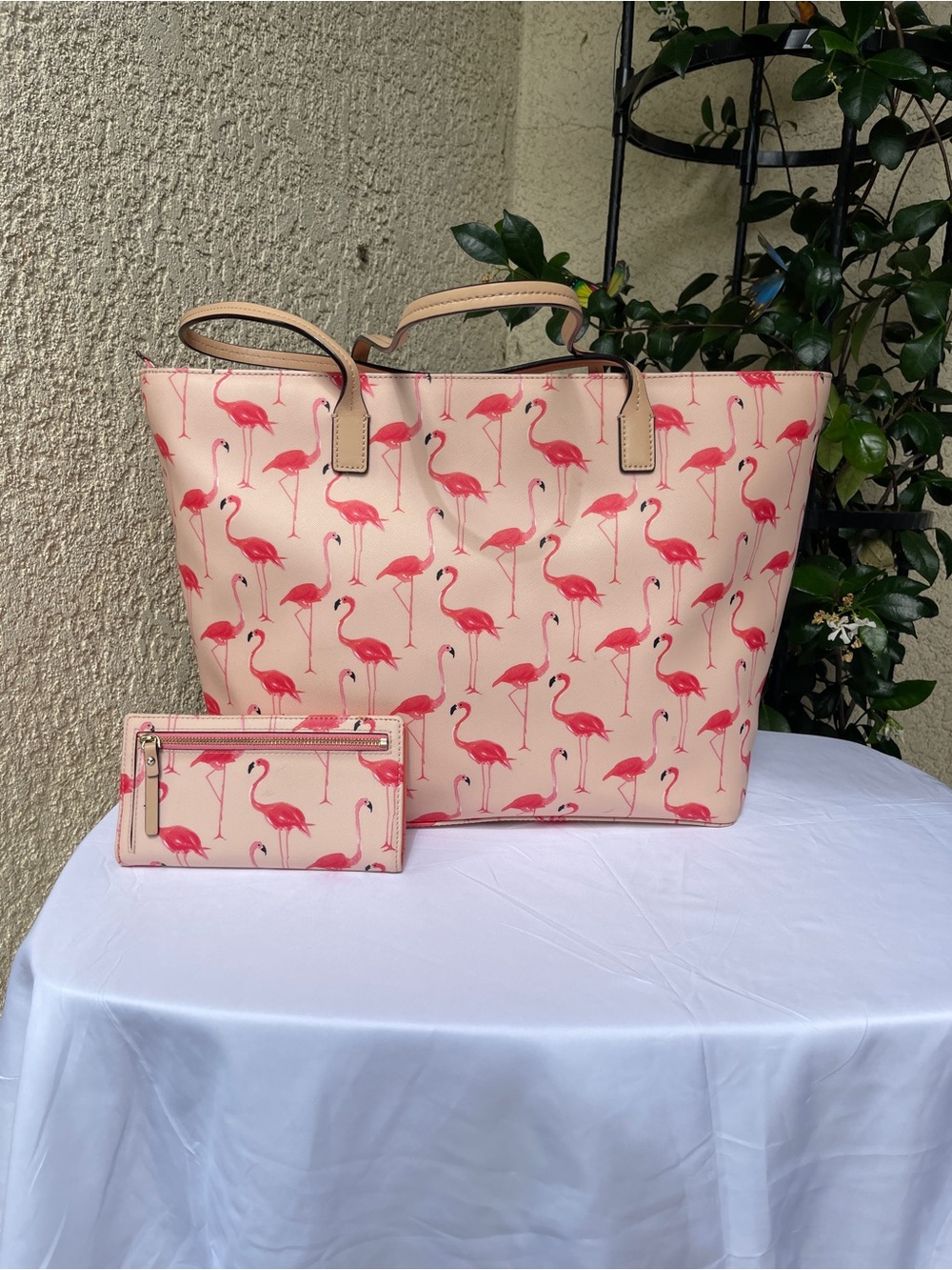 Kate Spade New York
SHORE STREET FESTIVE FLAMINGOS MARGARETA Tote and wallet set - Picture 4 of 16